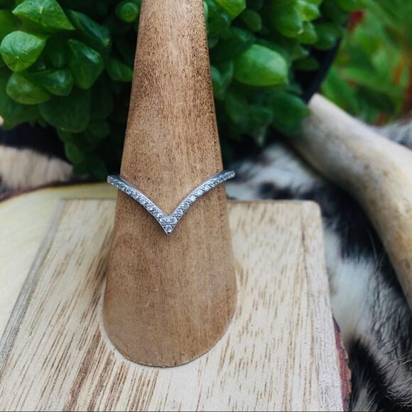 Sterling Silver CZ V Shape Ring Size 7 - Picture 1 of 4